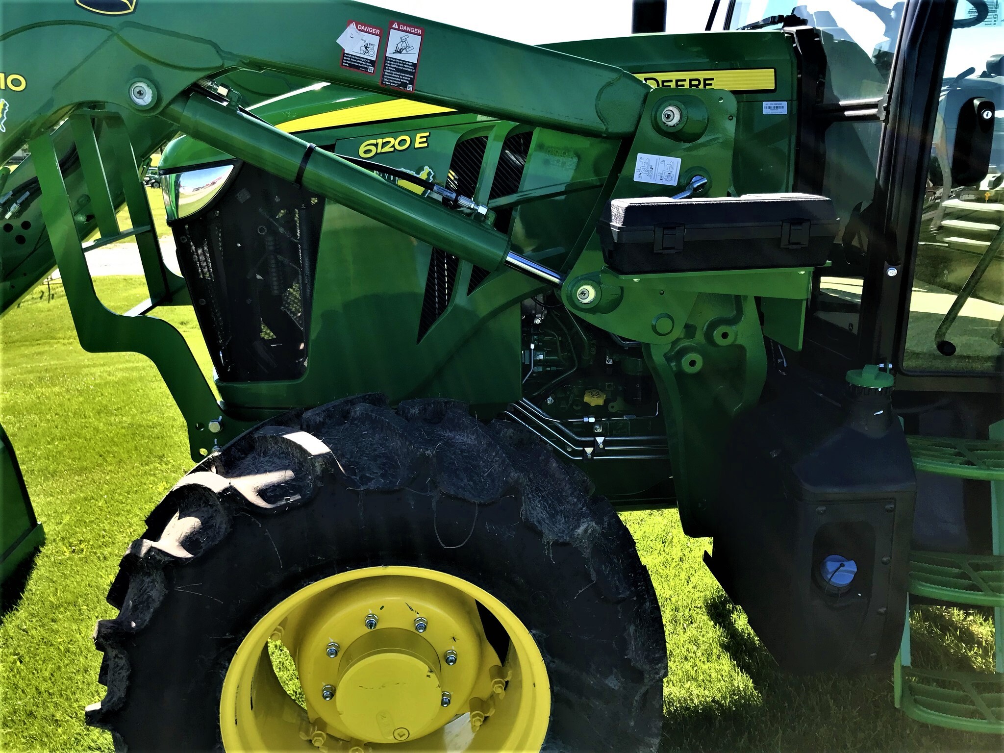 2023 John Deere 6120E Image 6