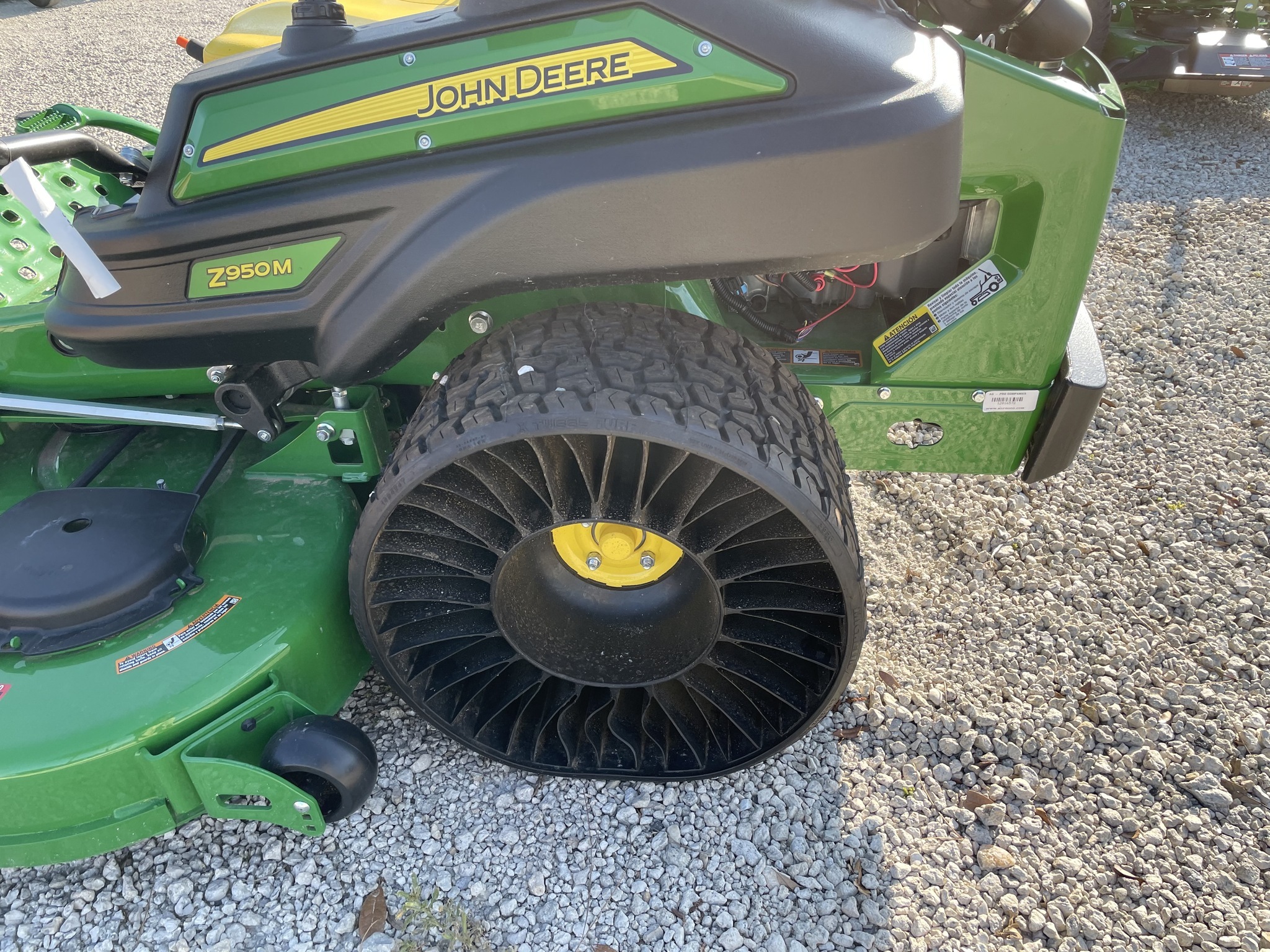 2025 John Deere Z950M Image 9