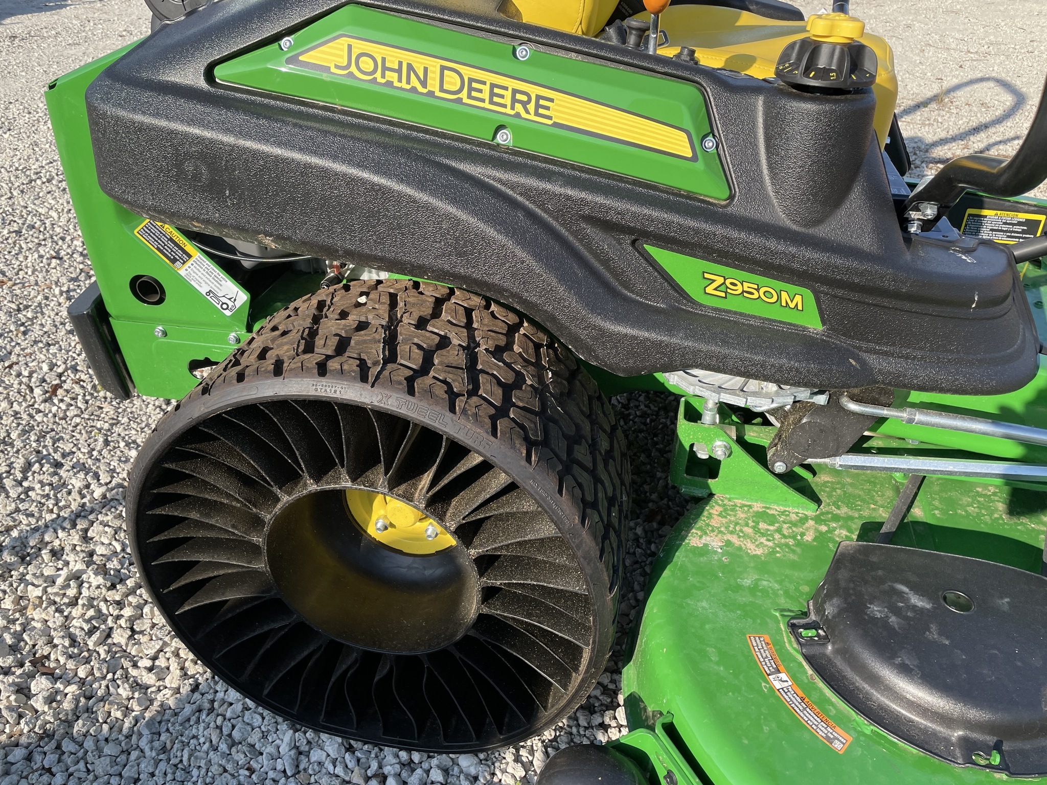 2025 John Deere Z950M Image 10