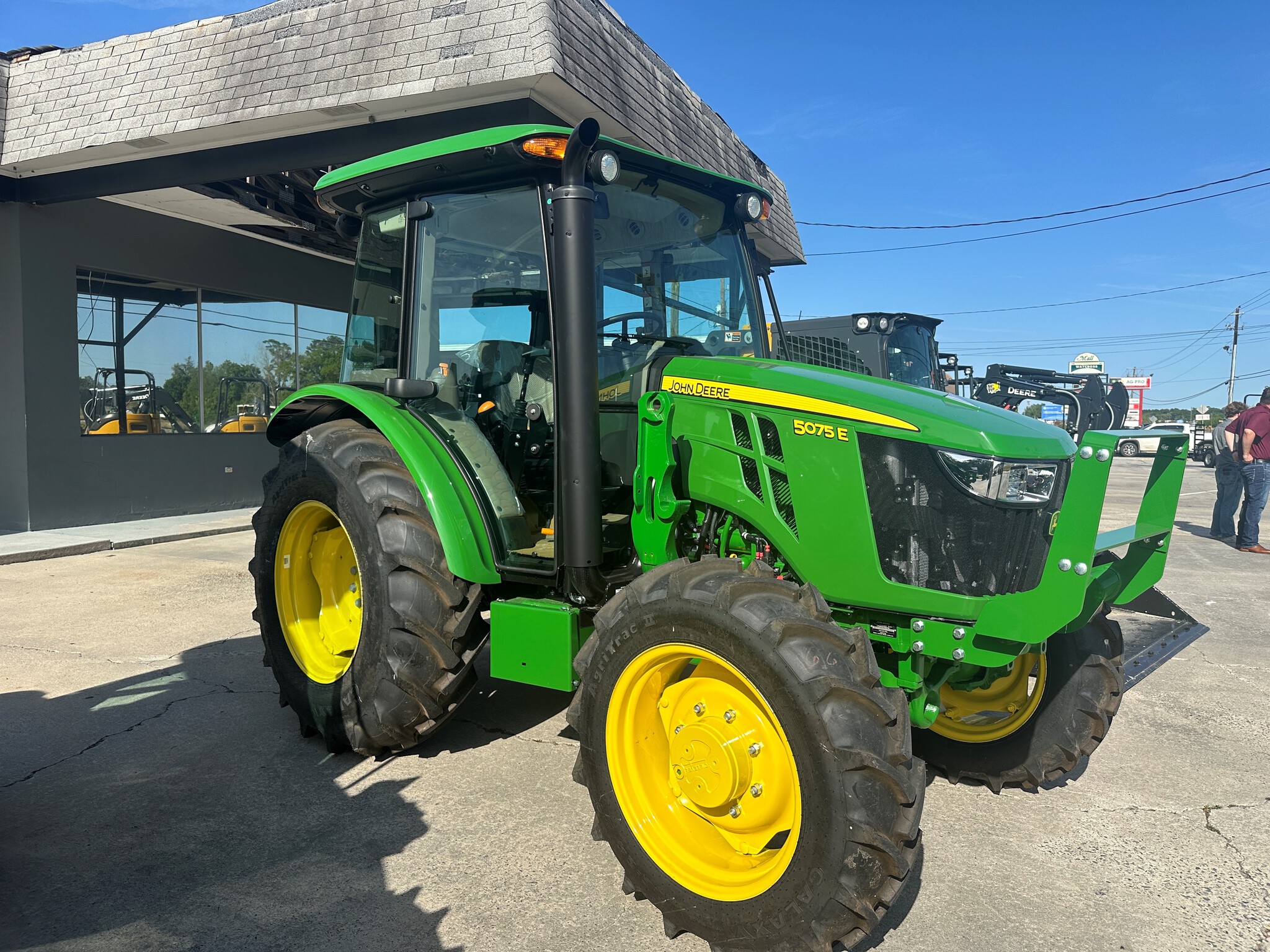 John Deere 5075E Image 1