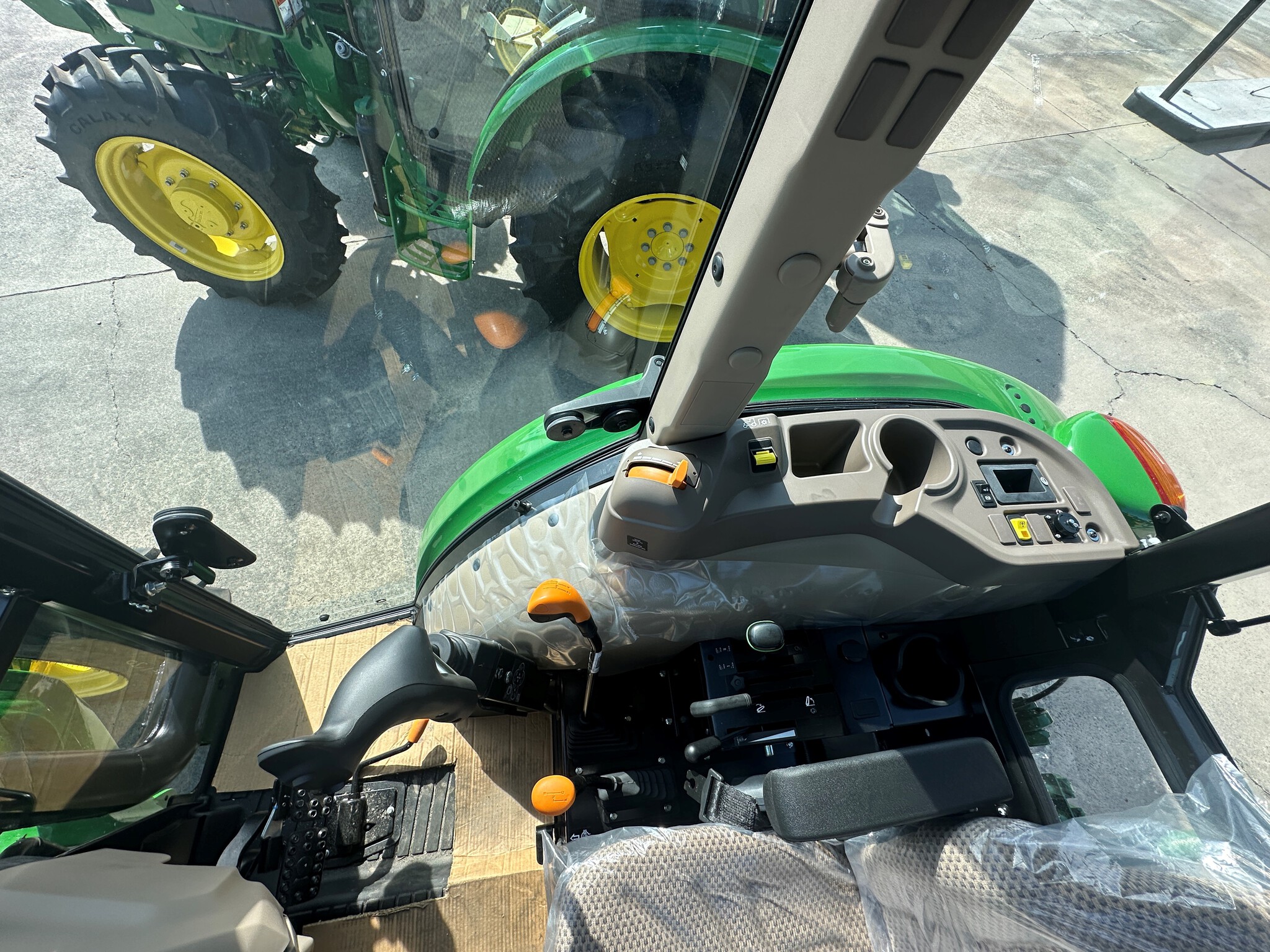 John Deere 5075E Image 6