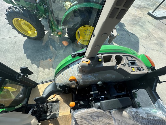 0 John Deere 5075E