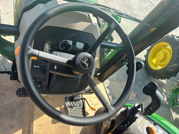 0 John Deere 5075E