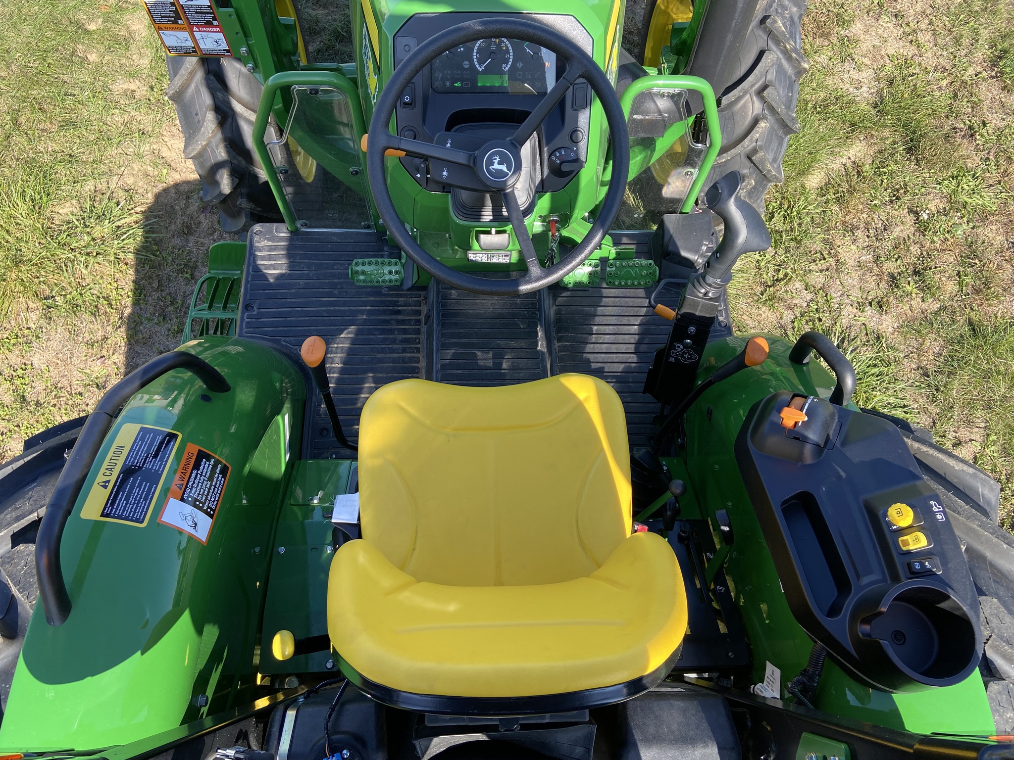 2025 John Deere 5067E Image 9