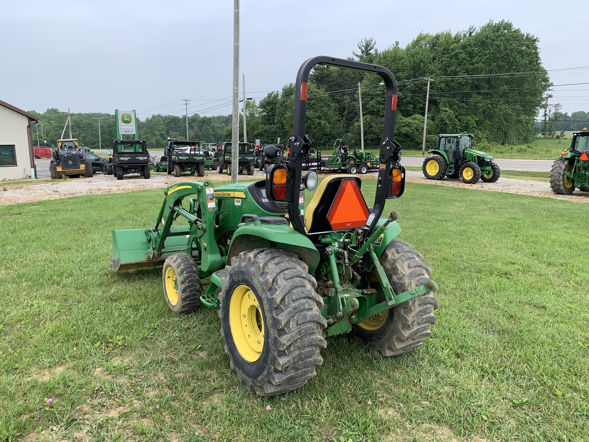 2016 John Deere 3046R Image 3