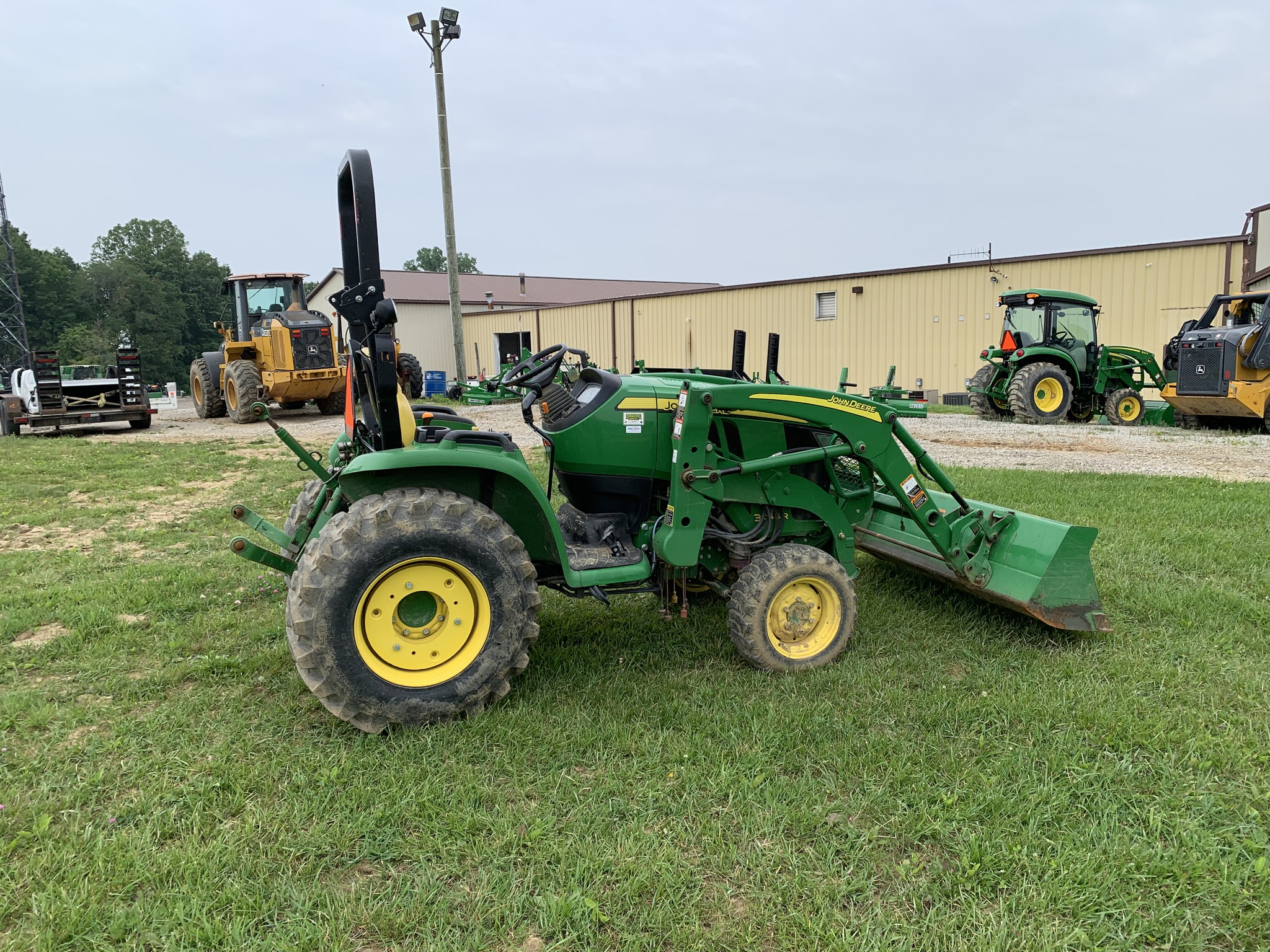 2016 John Deere 3046R Image 5