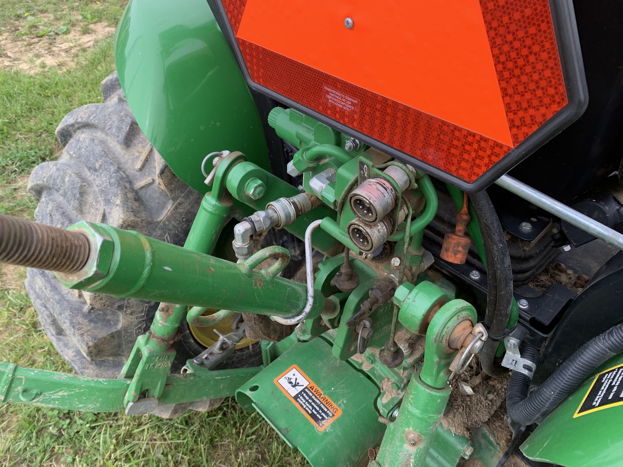 2016 John Deere 3046R Image 7