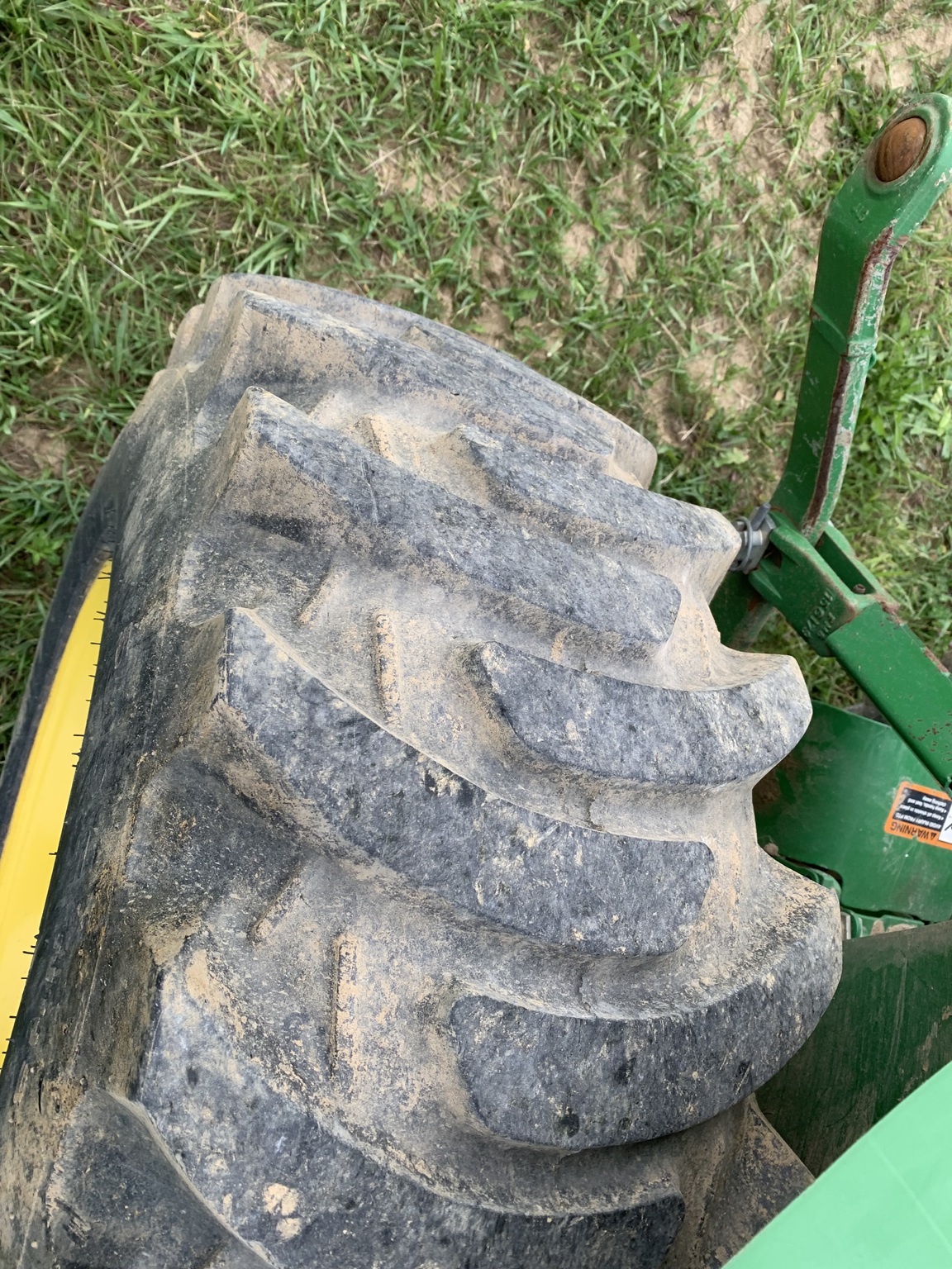 2016 John Deere 3046R Image 10
