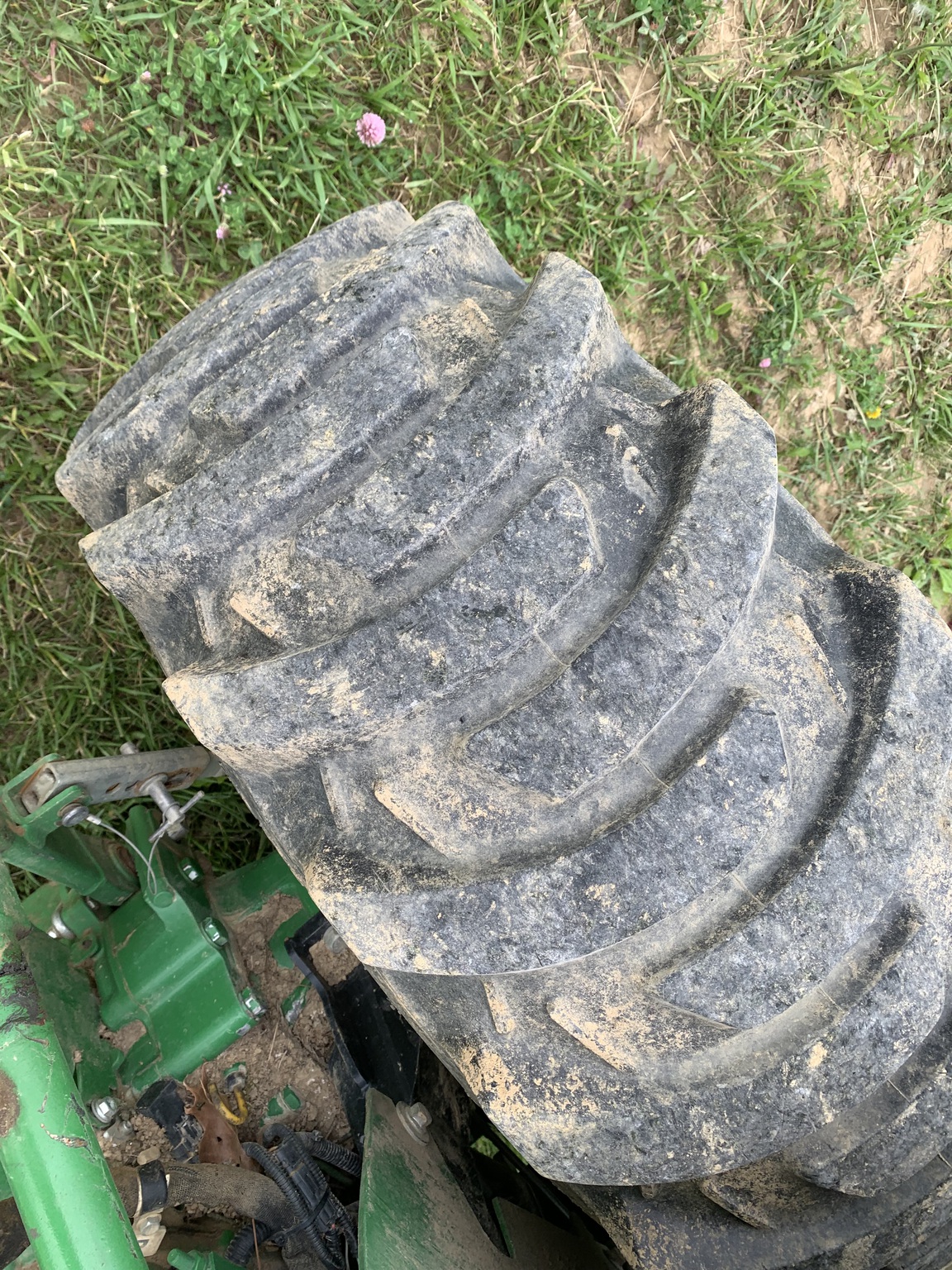2016 John Deere 3046R Image 11