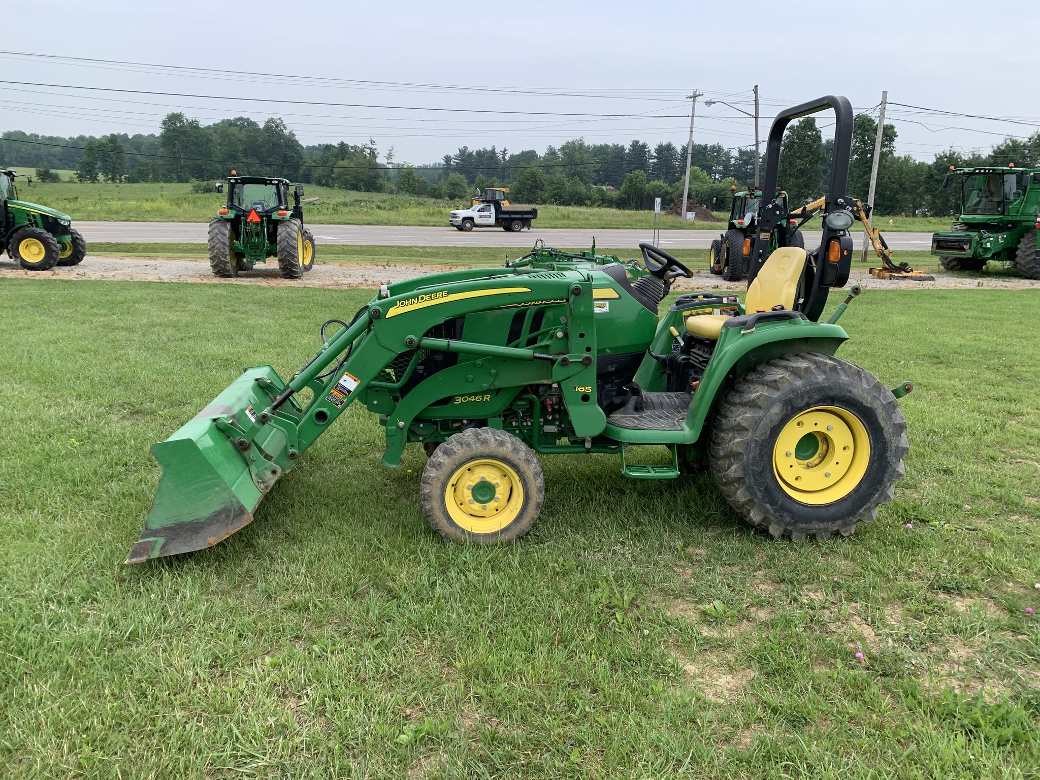 2016 John Deere 3046R Image 2