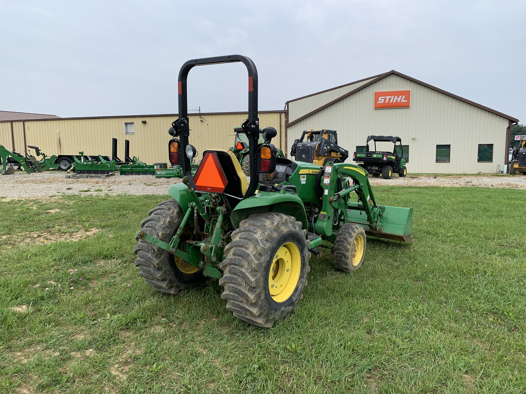 2016 John Deere 3046R Image 4