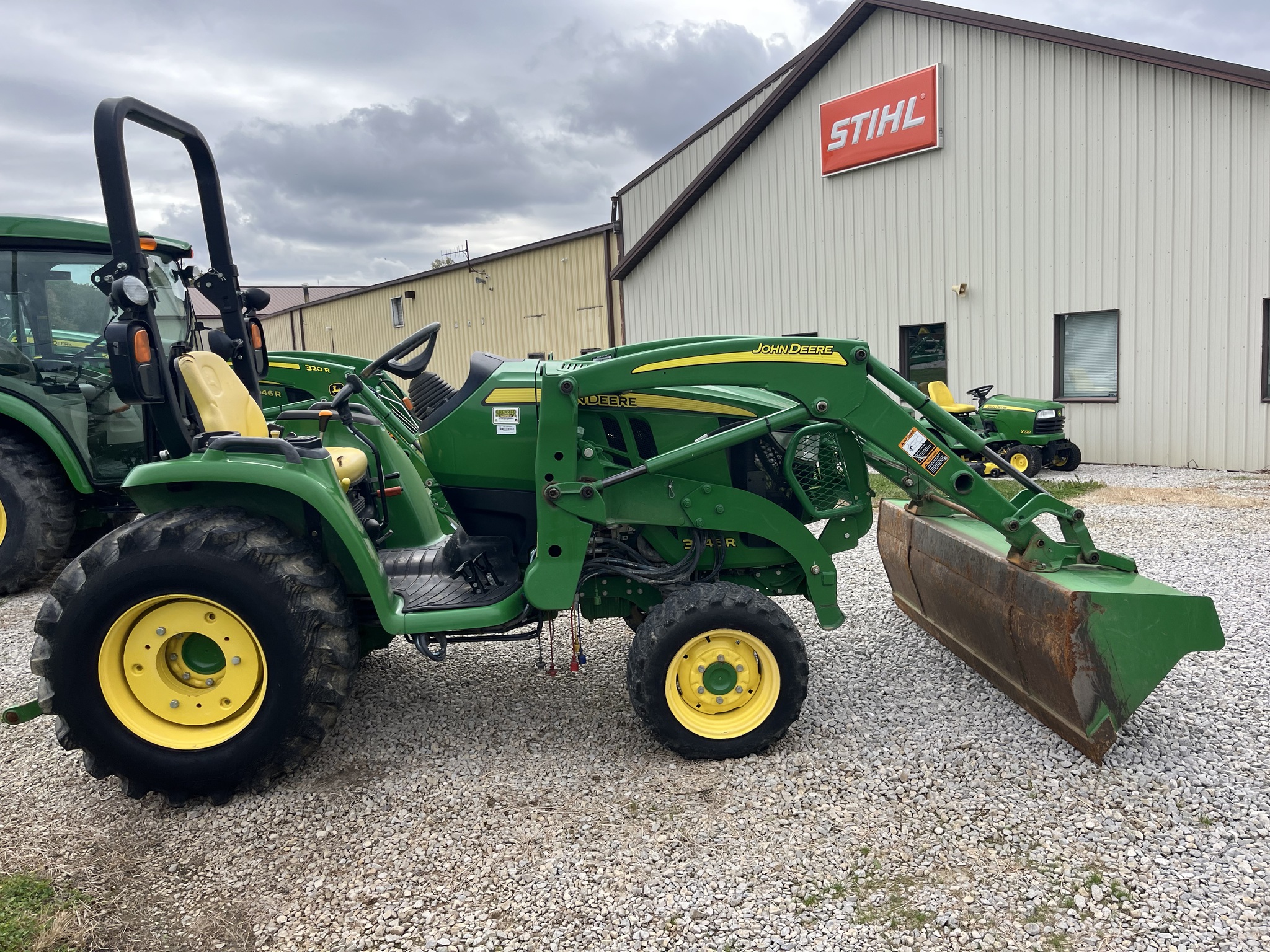 2016 John Deere 3046R Image 2