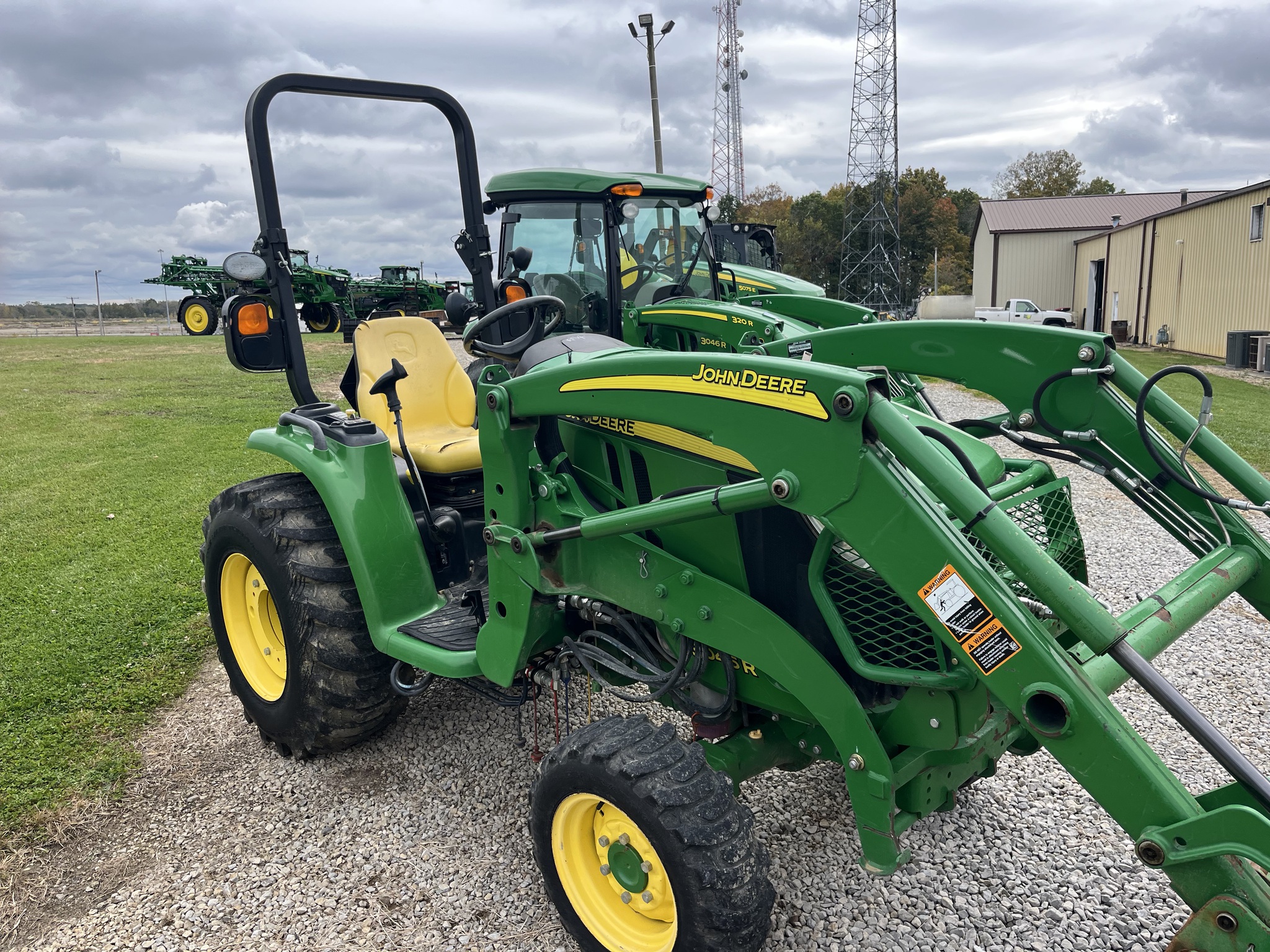 2016 John Deere 3046R Image 3