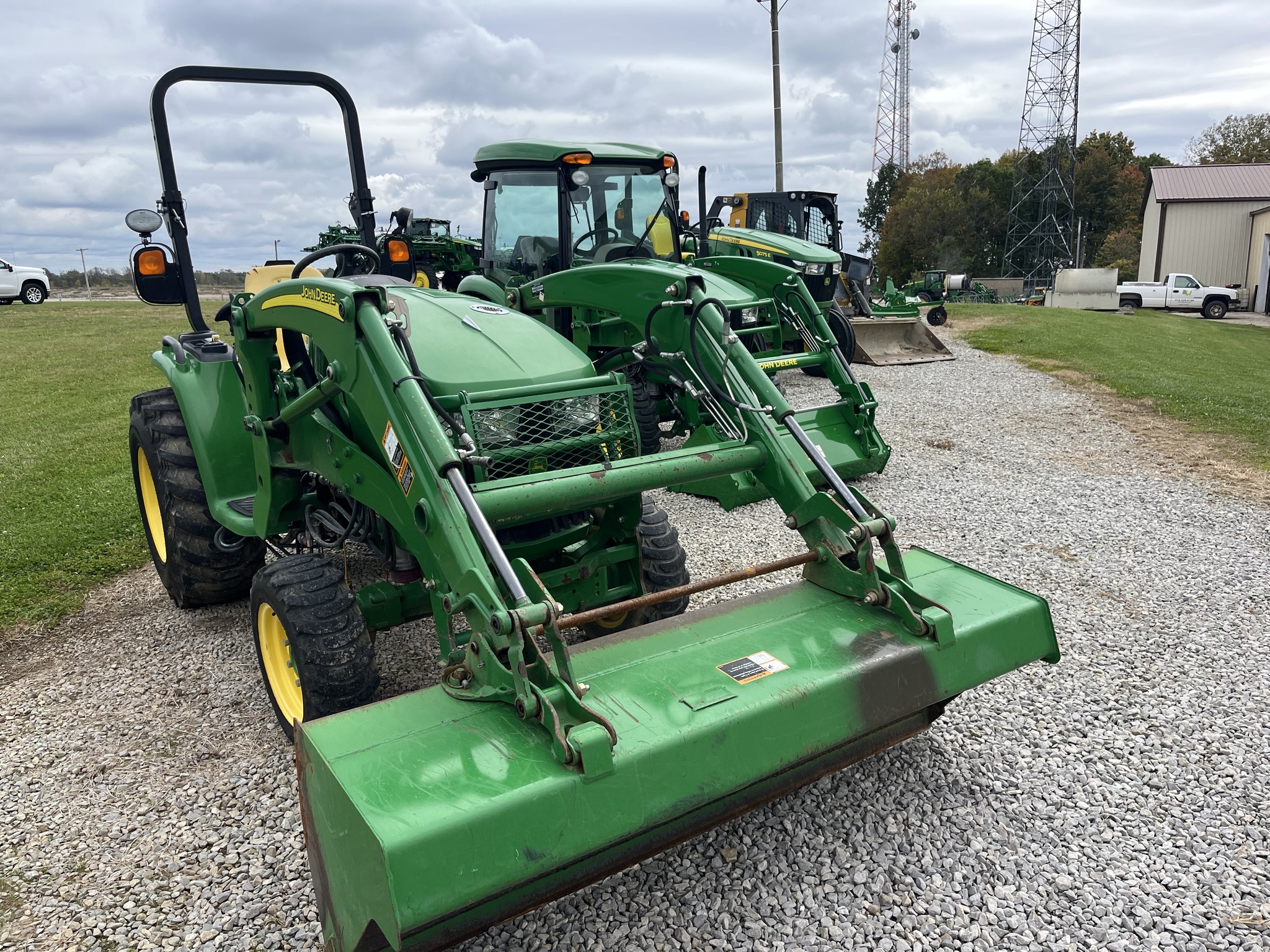 2016 John Deere 3046R Image 18