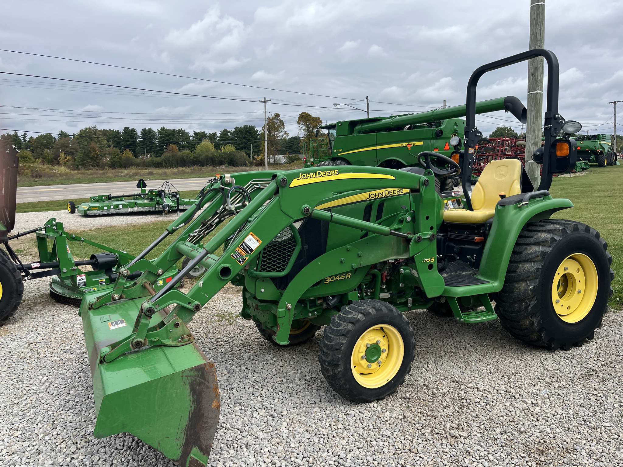 2016 John Deere 3046R Image 1