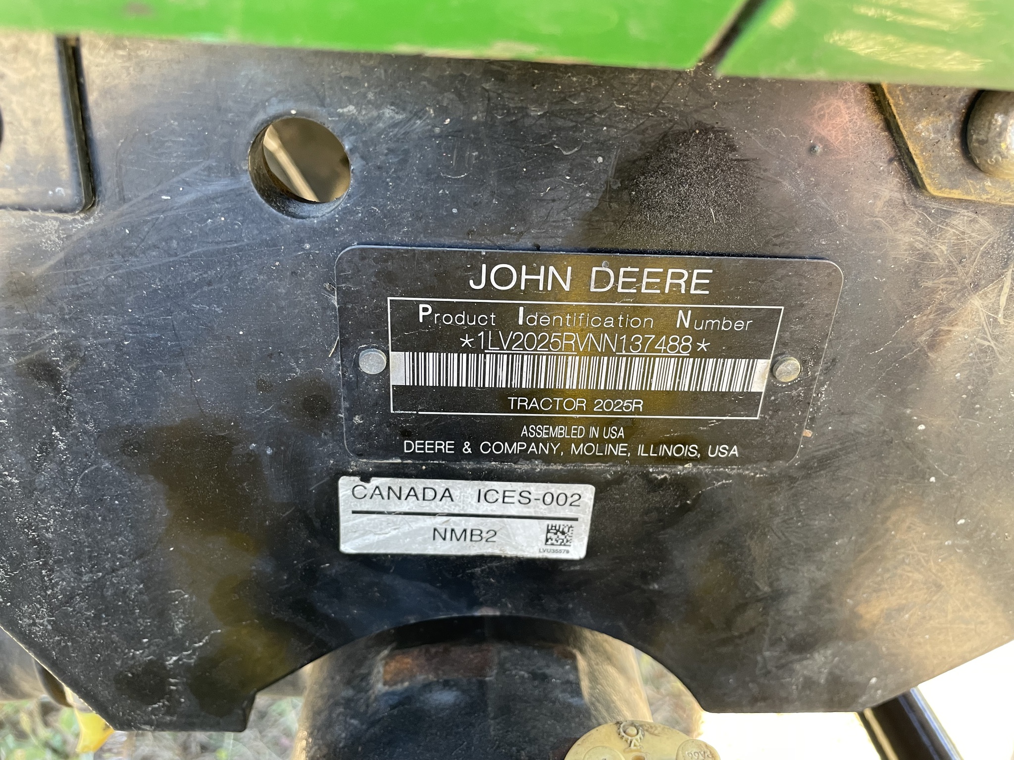 2022 John Deere 2025R Image 11