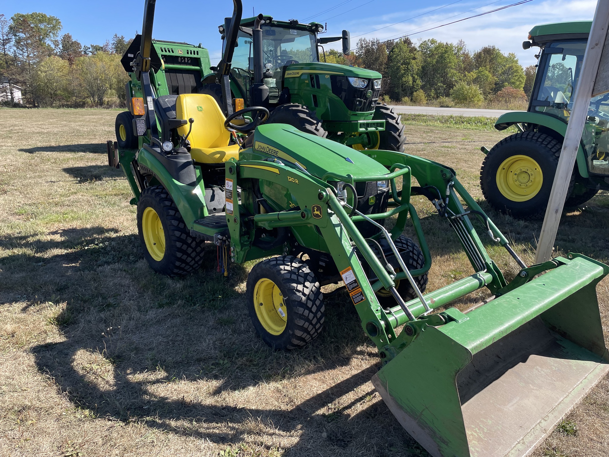 2022 John Deere 2025R Image 4