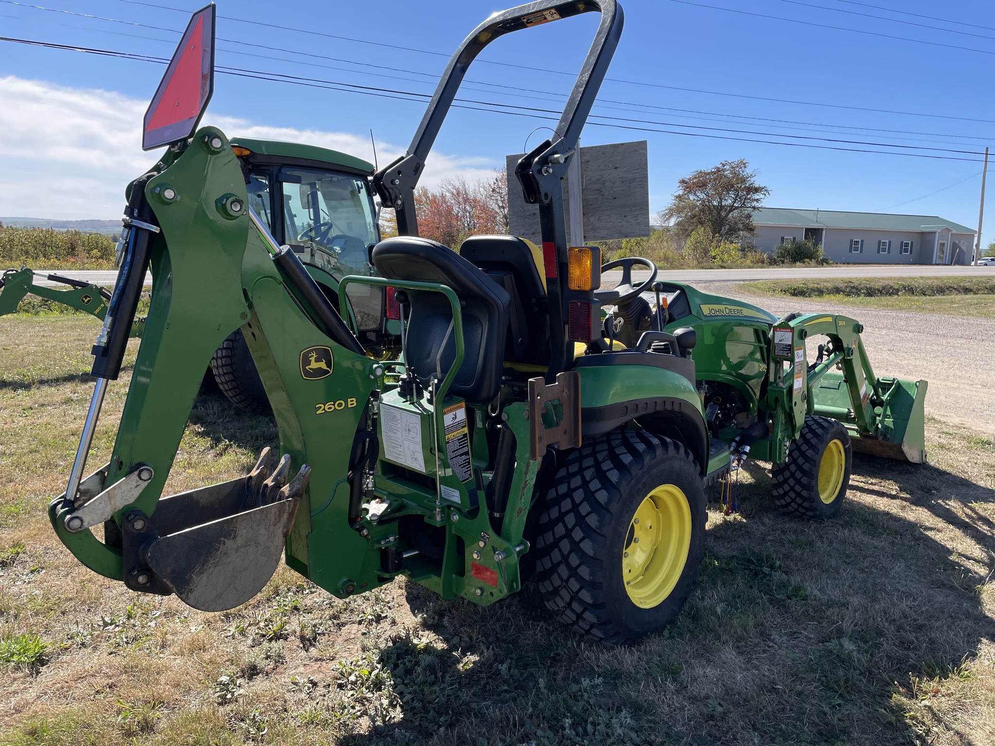 2022 John Deere 2025R Image 3