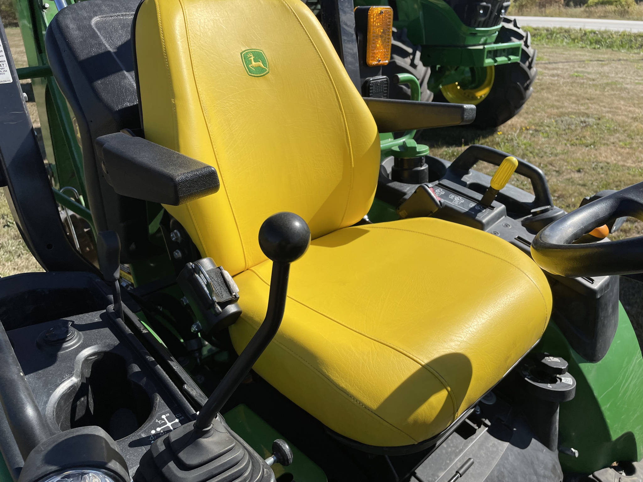 2022 John Deere 2025R Image 7