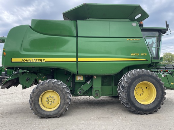 2010 John Deere 9570 STS thumbnail 3