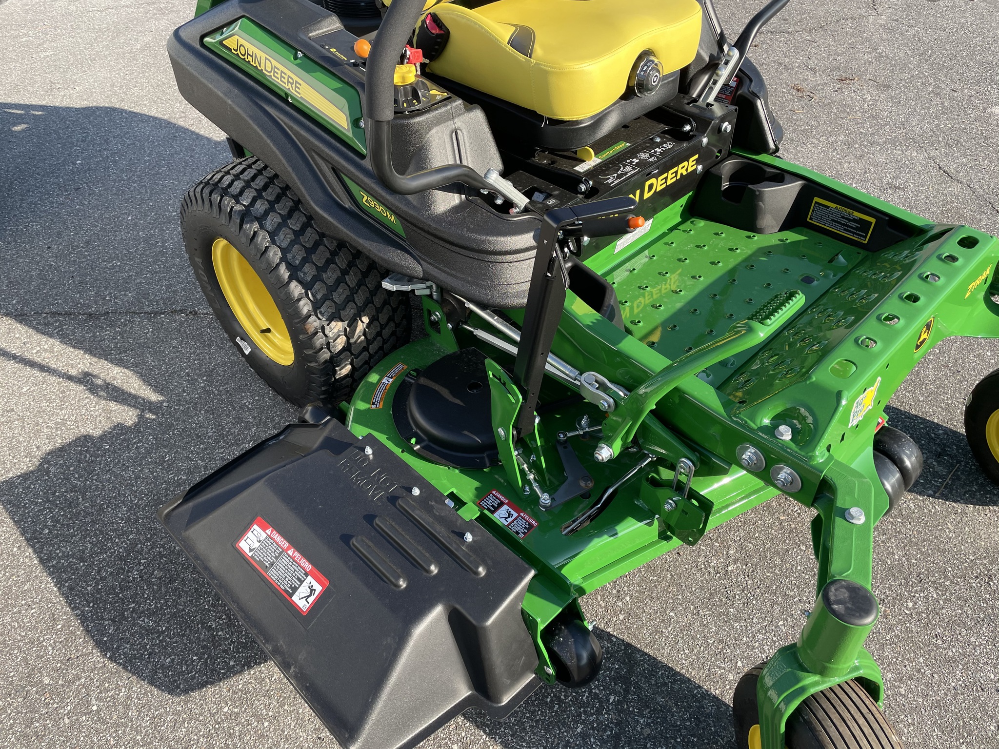 2025 John Deere Z930M Image 4