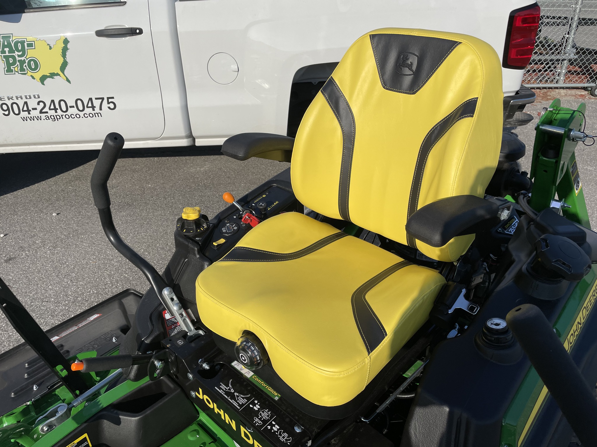 2025 John Deere Z930M Image 10