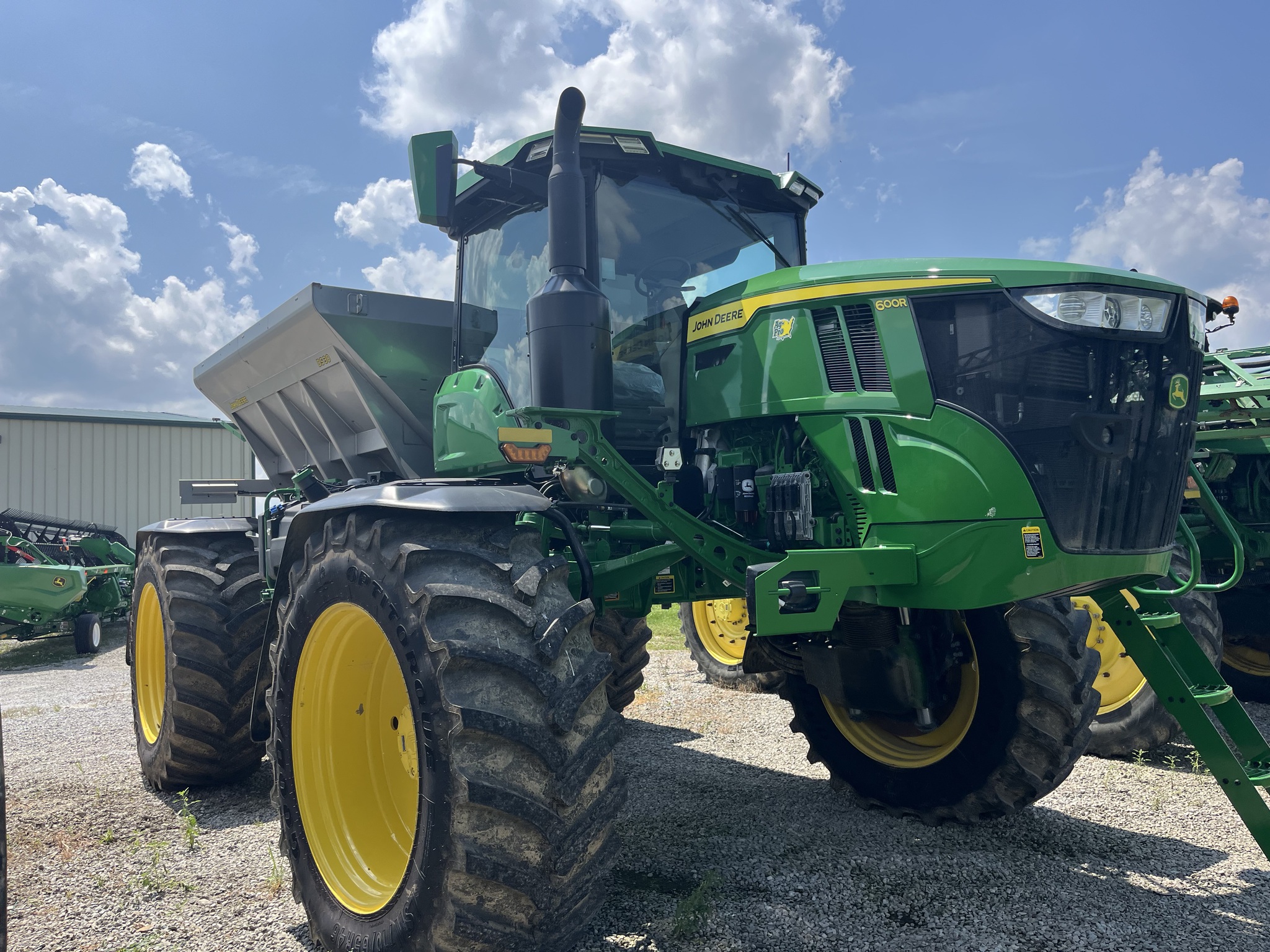 2024 John Deere 600R Image 1