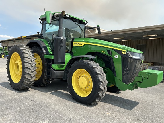 2023 John Deere 8R 250 Photo 2