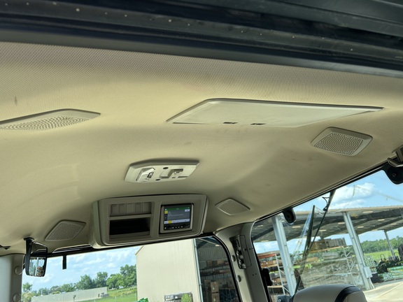 2023 John Deere 8R 250 Photo 8