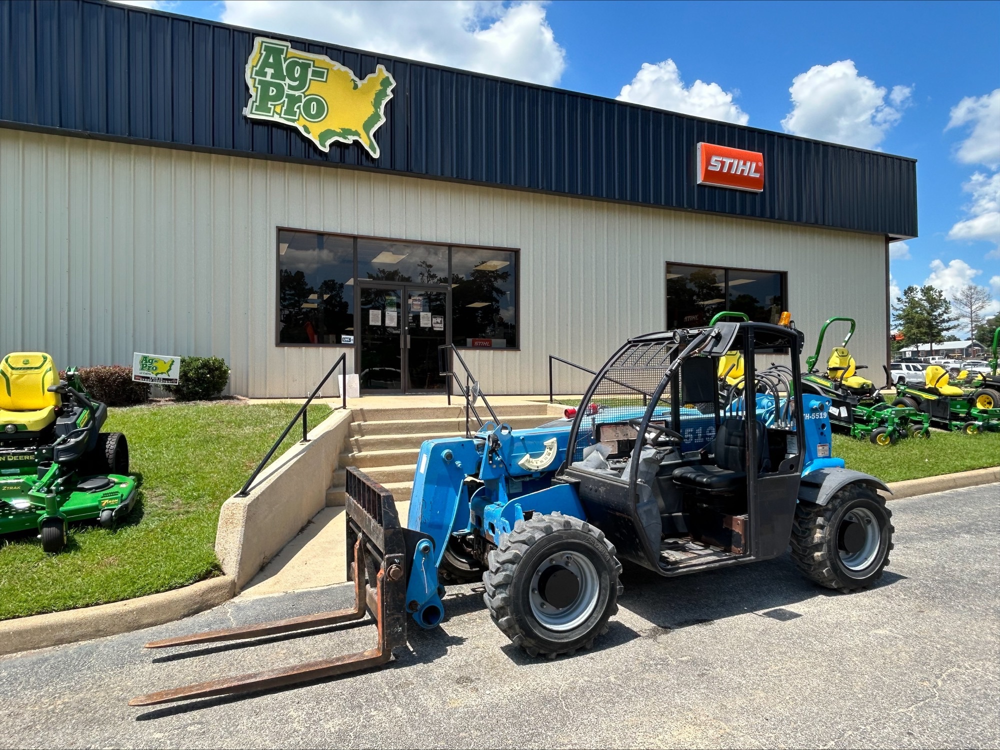 2017 Genie GTH5519 Image 1