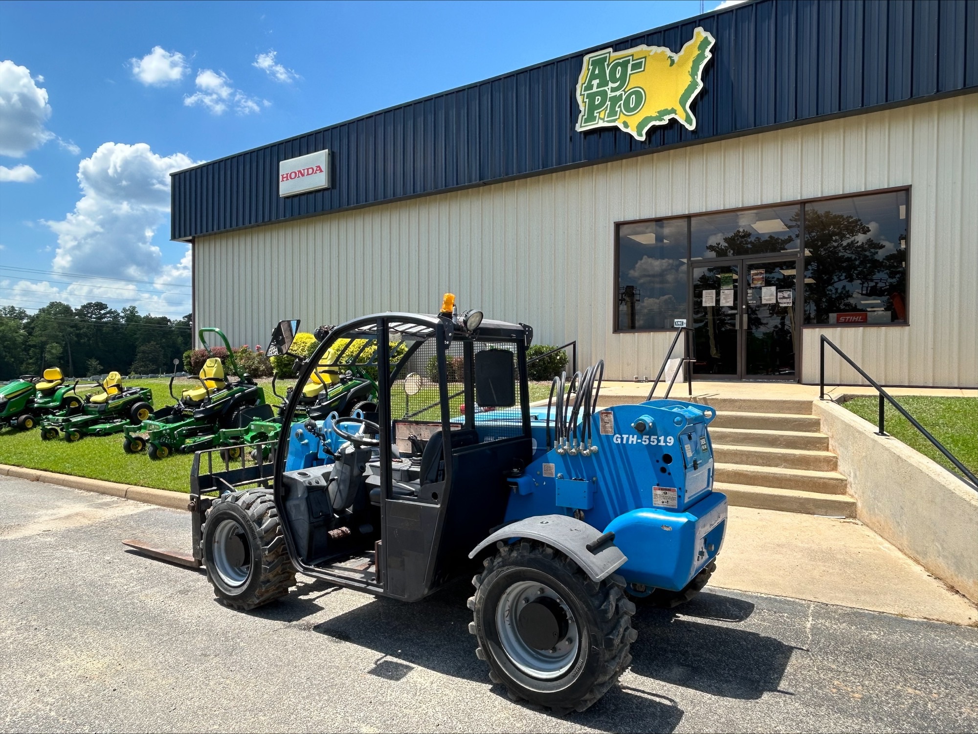 2017 Genie GTH5519 Image 2