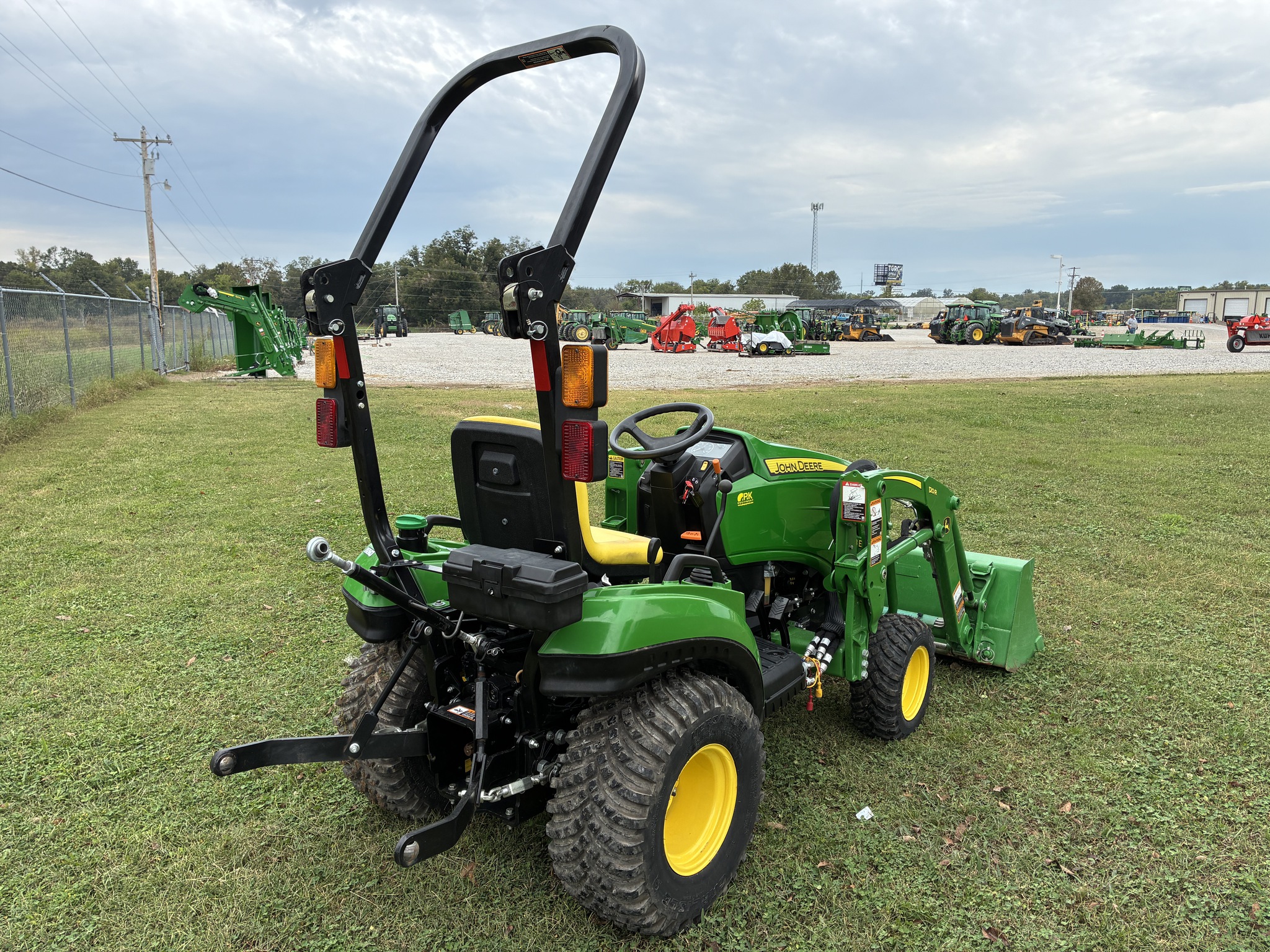 2021 John Deere 1023E Image 6