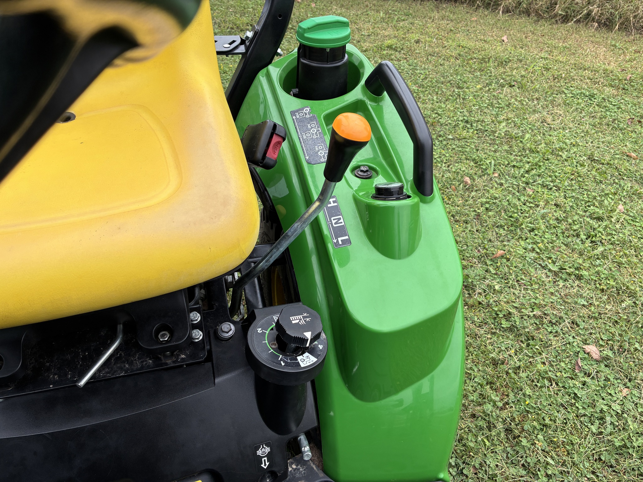 2021 John Deere 1023E Image 24