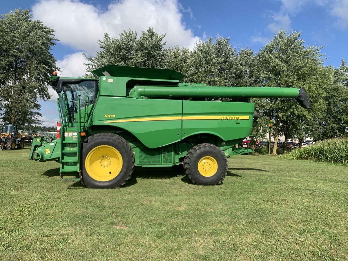 2013 John Deere S670 Image 2