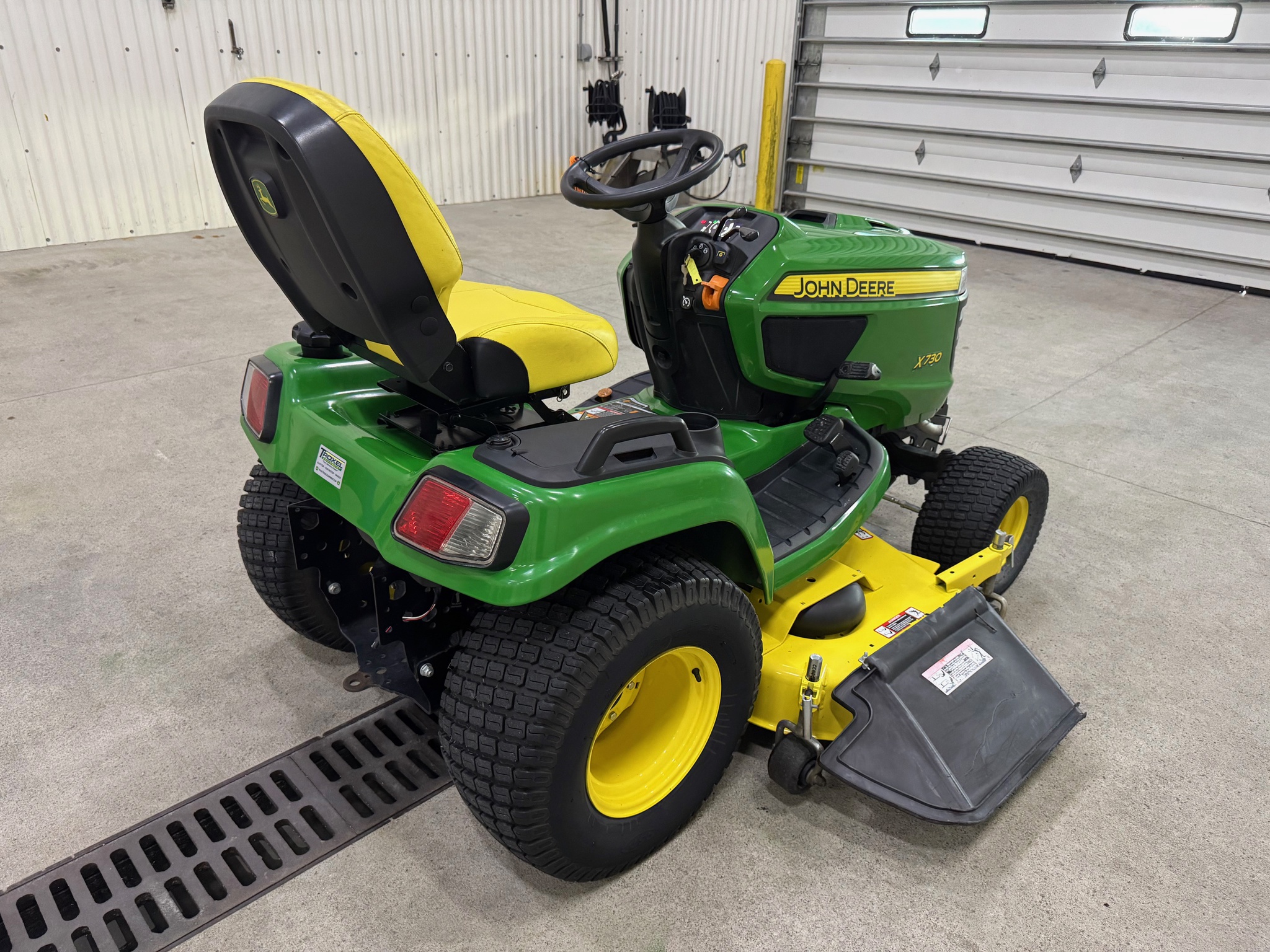 2017 John Deere X730 Image 6