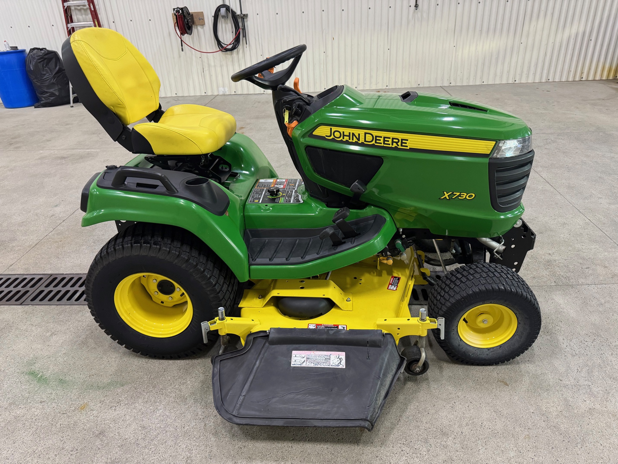2017 John Deere X730 Image 7