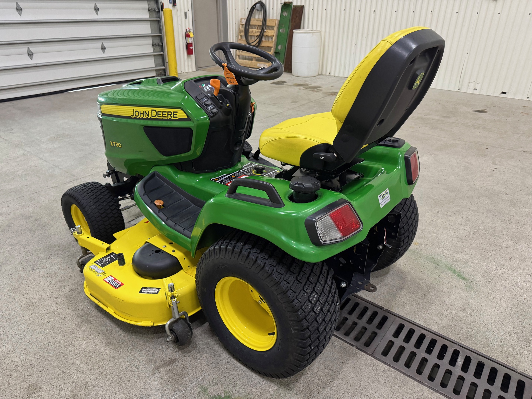 2017 John Deere X730 Image 4