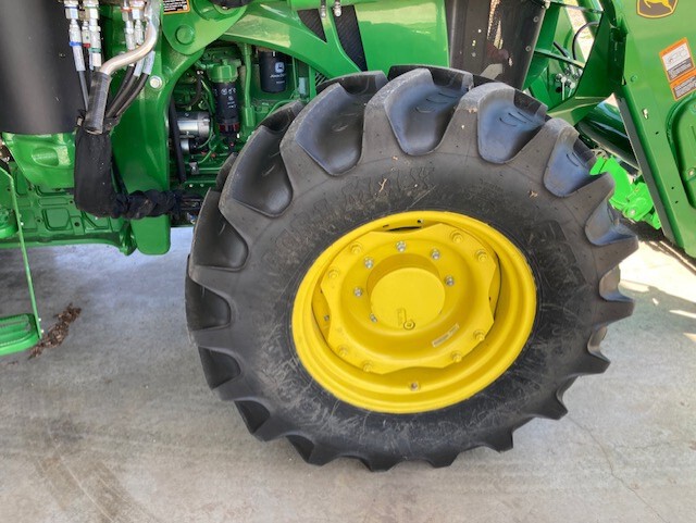 2023 John Deere 5105M Image 27