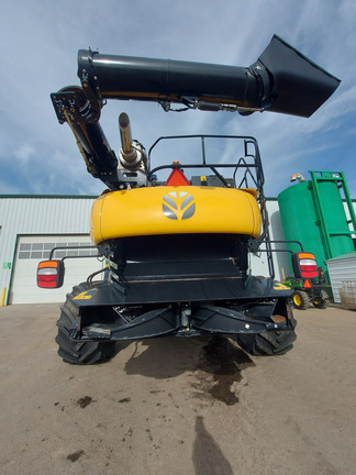 Used 2023 New Holland CR9.90 Combines at Horizon Ag & Turf in Lloydminster, AB - Photo5