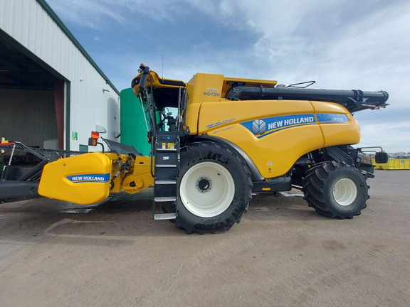 Used 2023 New Holland CR9.90 Combines at Horizon Ag & Turf in Lloydminster, AB - Photo2