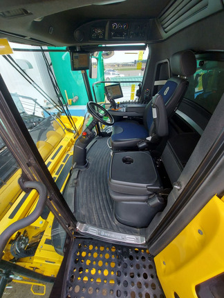 Used 2023 New Holland CR9.90 Combines at Horizon Ag & Turf in Lloydminster, AB - Photo6