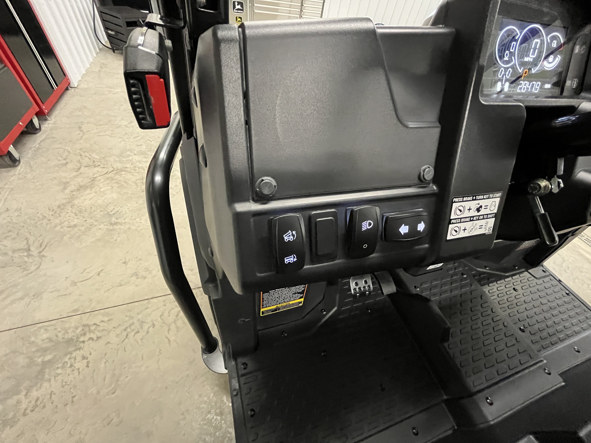 2023 John Deere XUV 835M Image 16