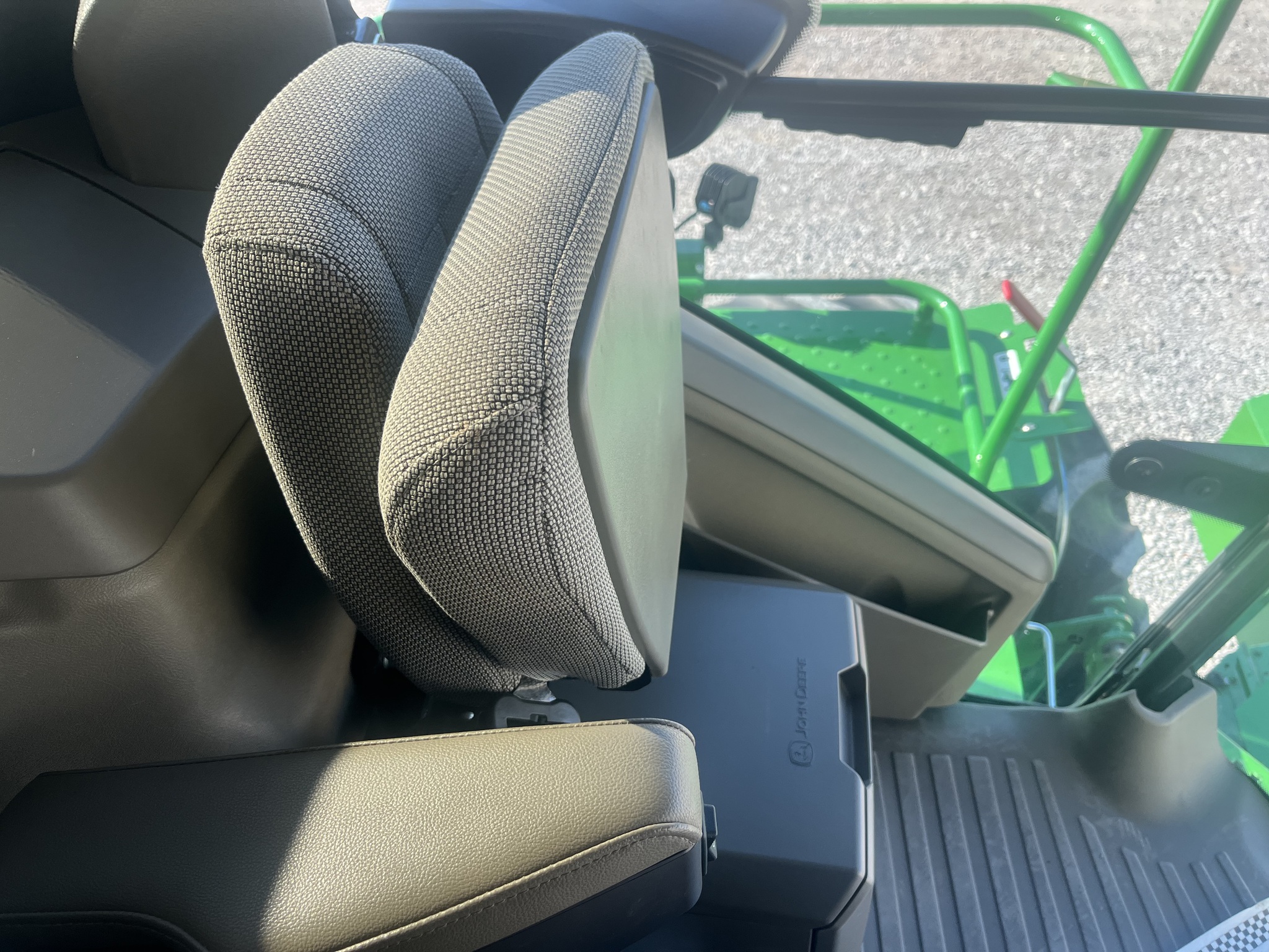 2023 John Deere W235R Image 23