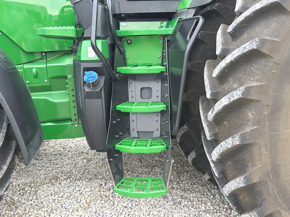 2025 John-Deere 8R 370