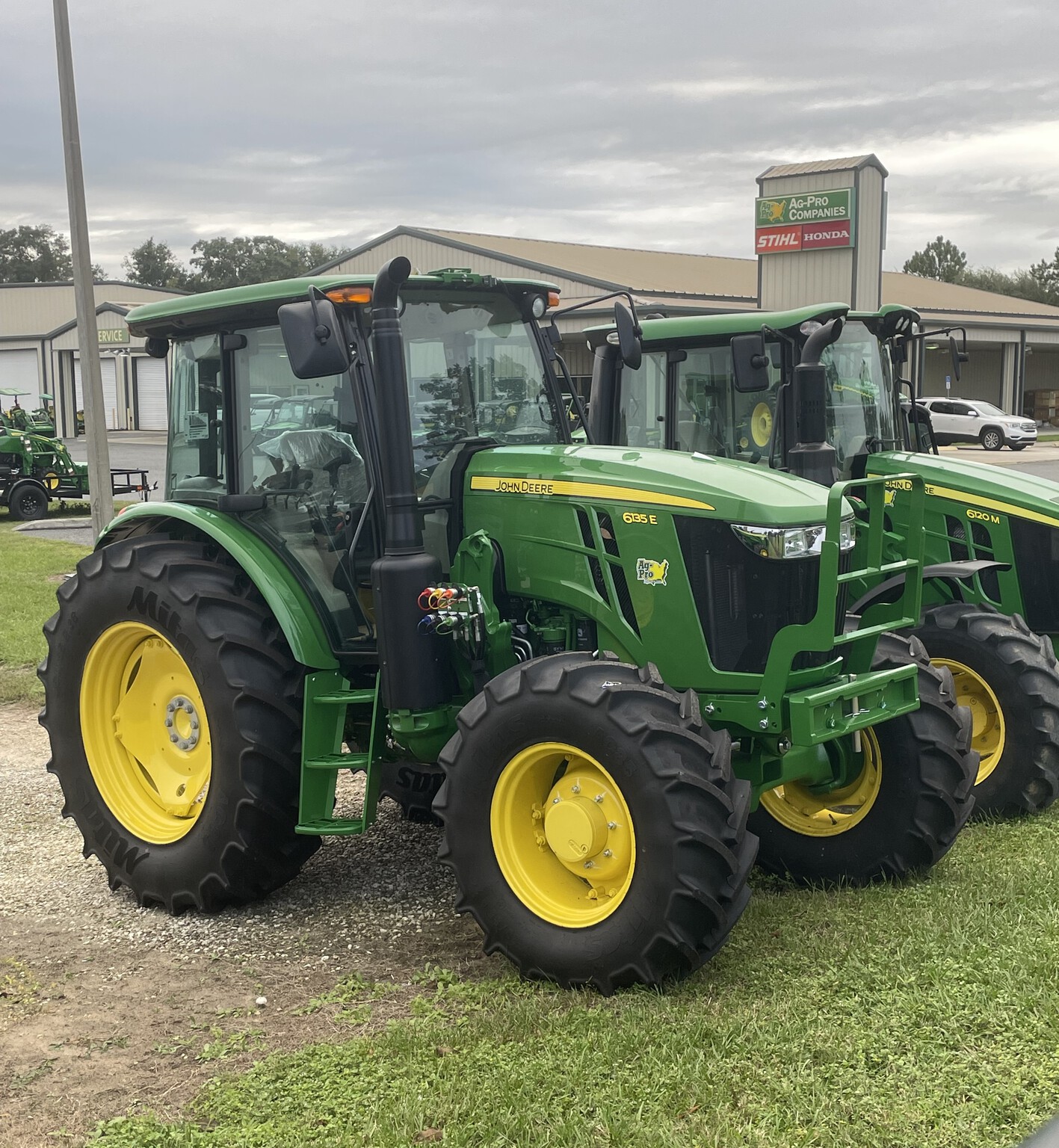 2025 John Deere 6135E Image 6