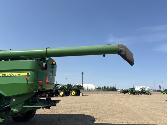 Used 2017 John Deere S670 Combines at Horizon Ag & Turf in Lloydminster, AB - Photo10