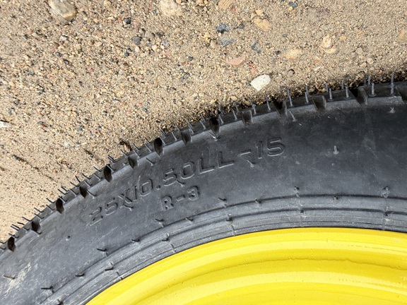 2025 John Deere 3046R - Photo9