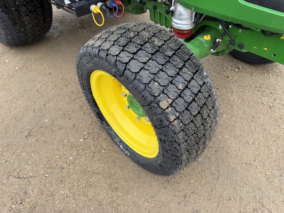 2025 John Deere 3046R - Photo11