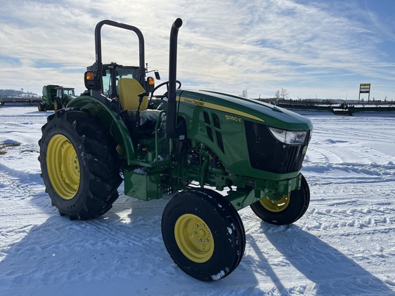 2025 John Deere 5050E - Photo4
