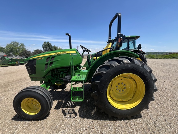 2025 John Deere 5050E - Photo9